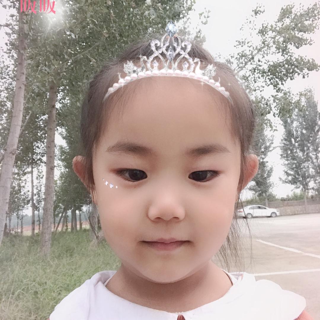 配眼镜的小姐姐