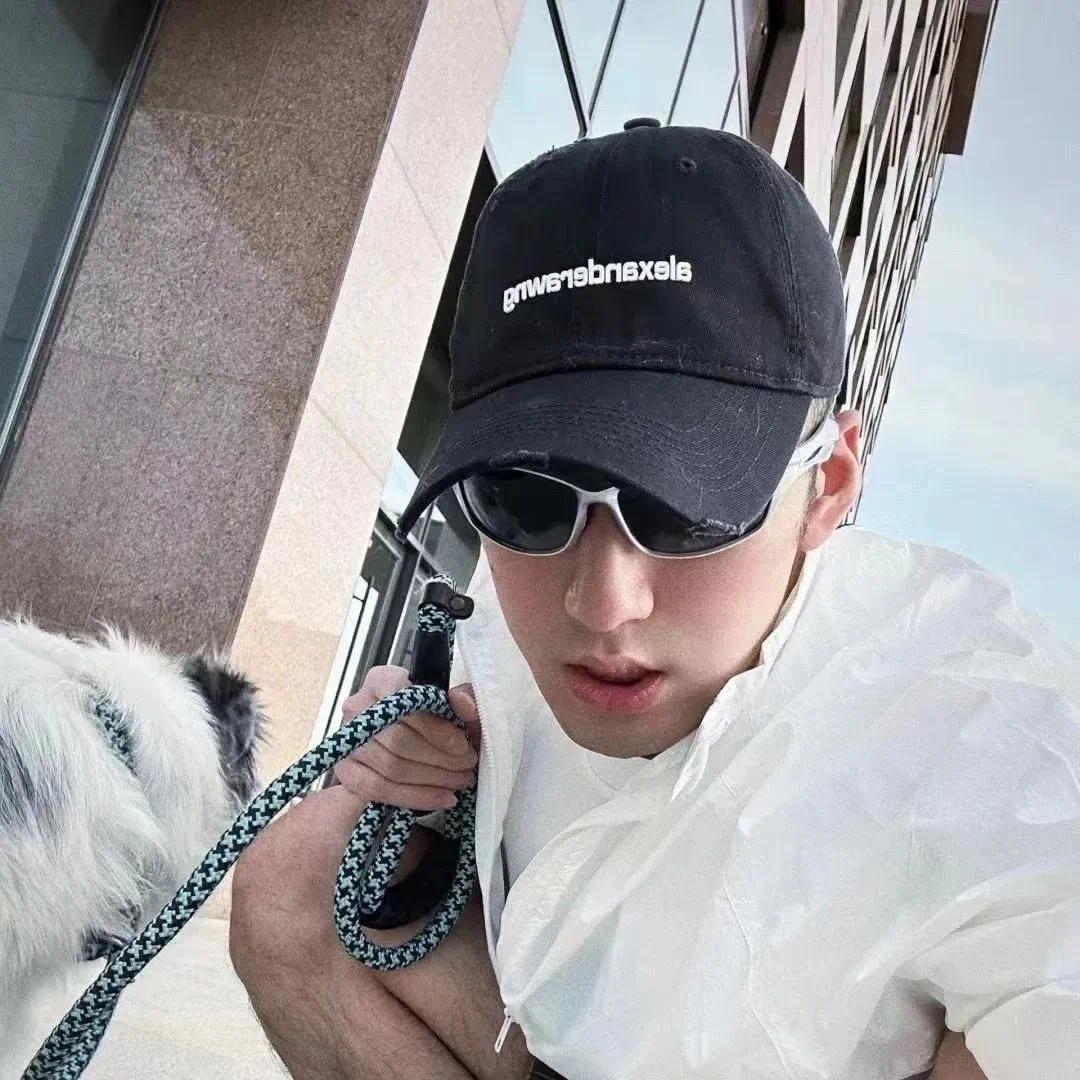 @、