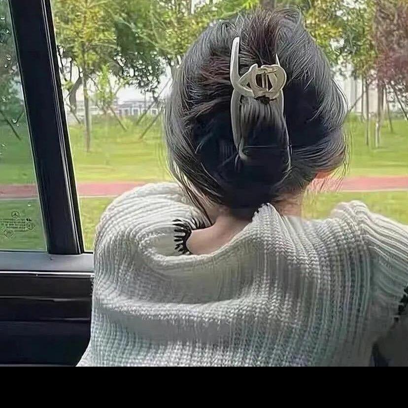 不知名的小美🍀(上班中)