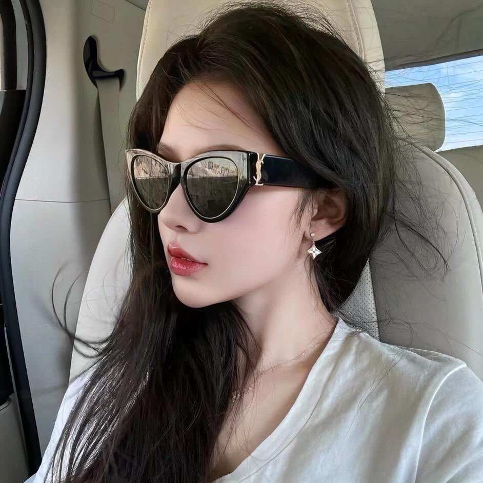 迷人的妮