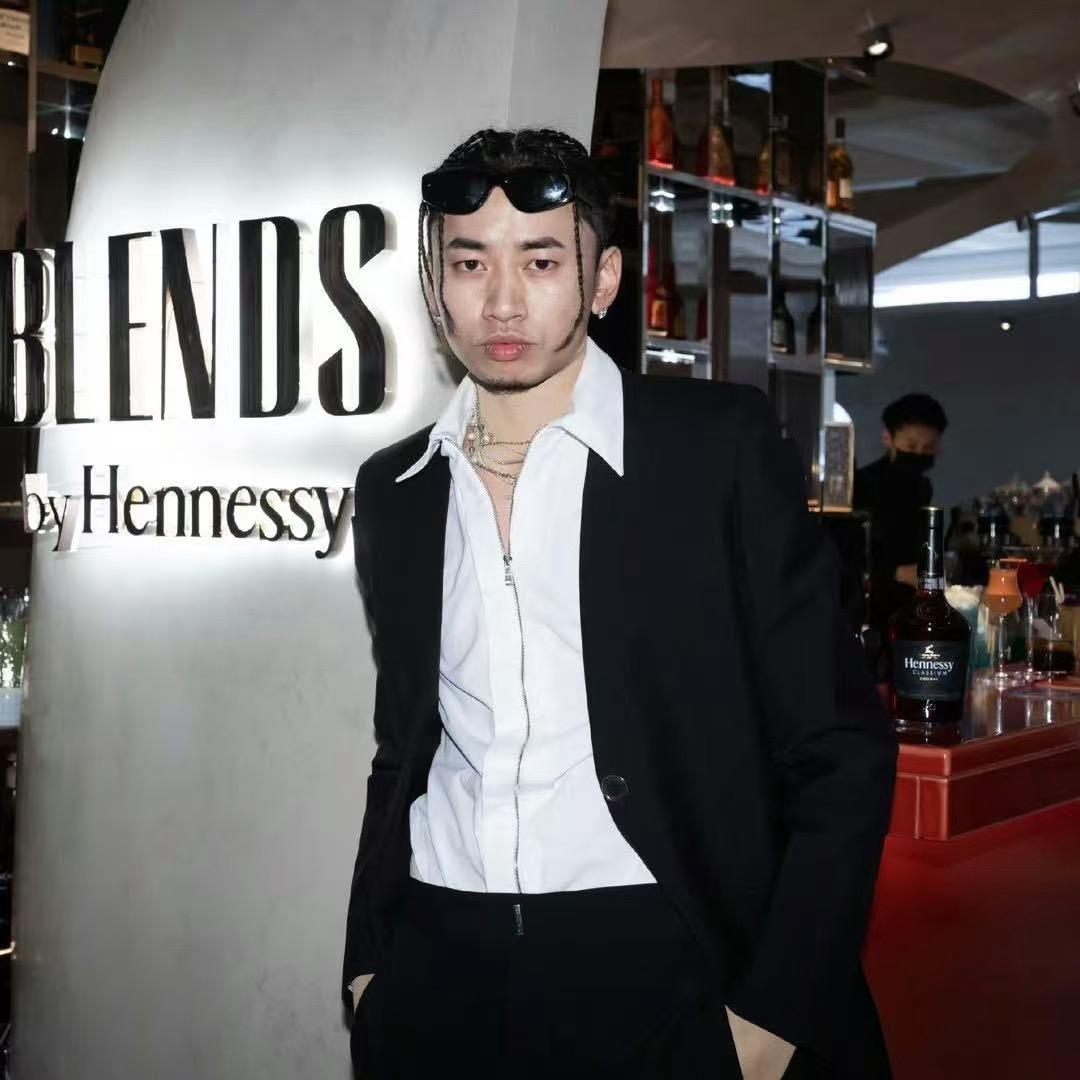 很商务的Cyril