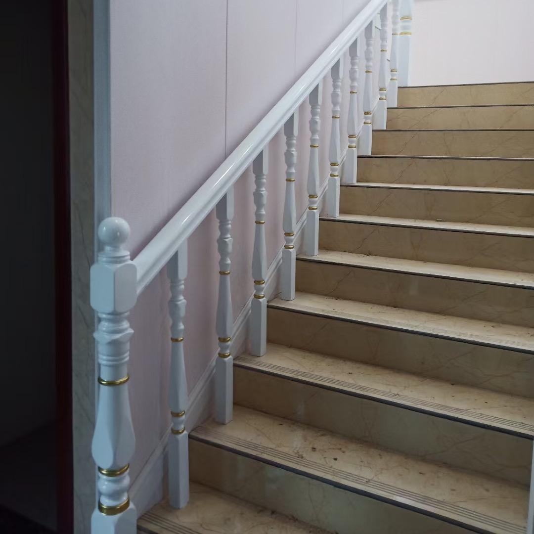 安装木楼梯扶手