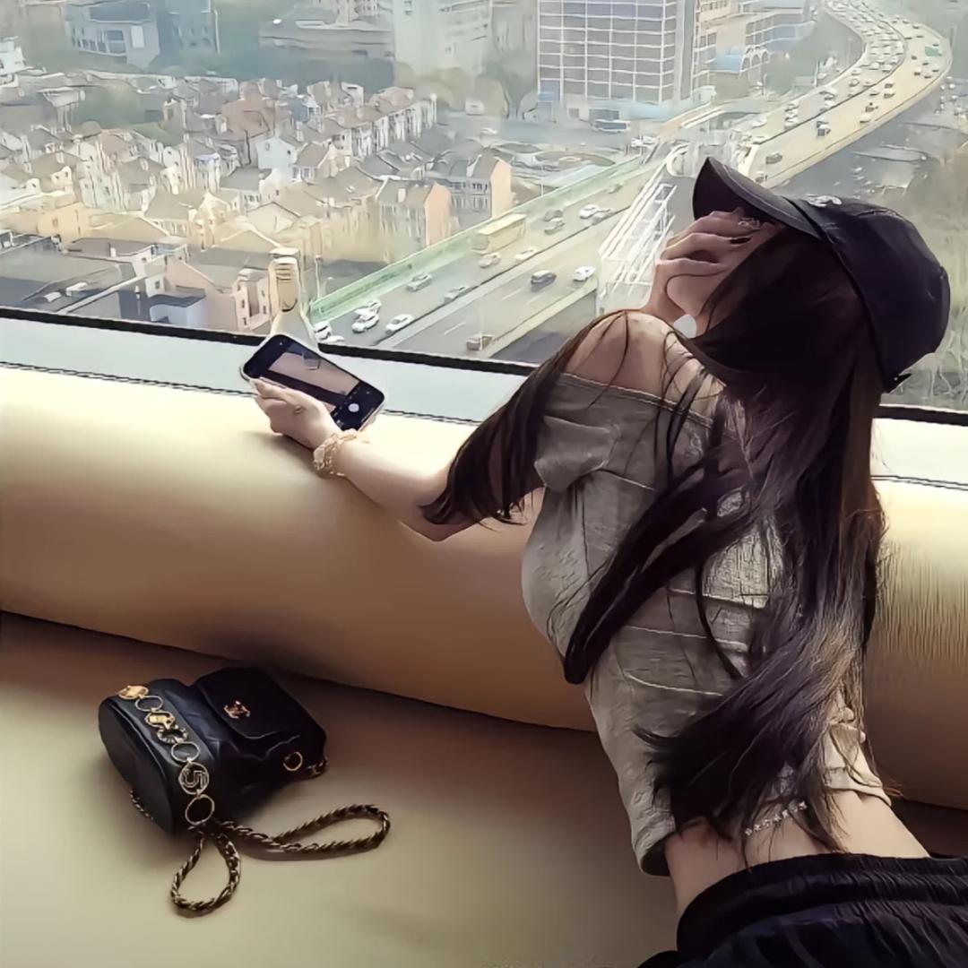 伊.