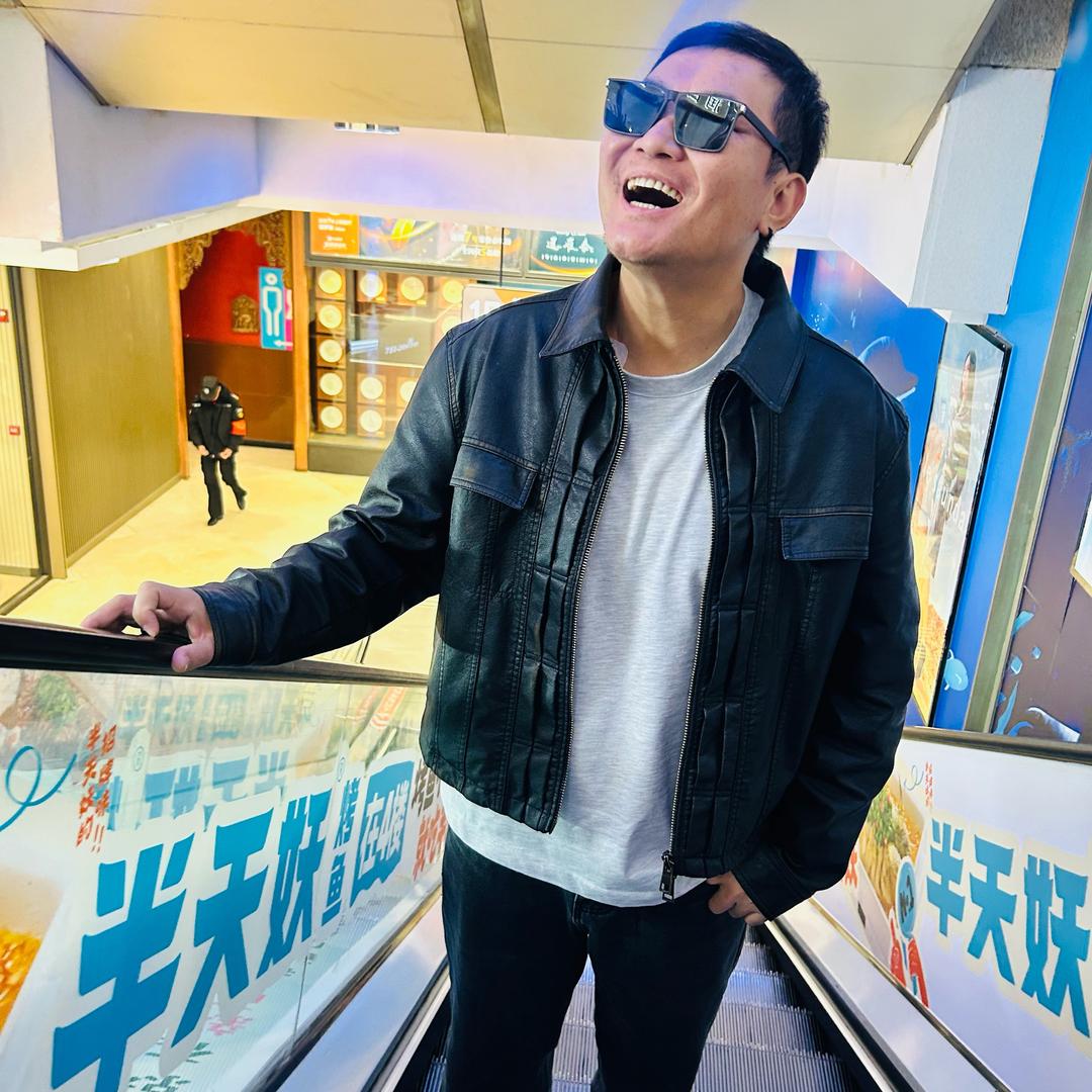 阿热学吉他