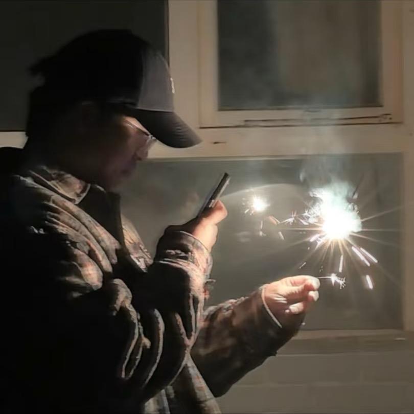 一颗冰块掉酒里