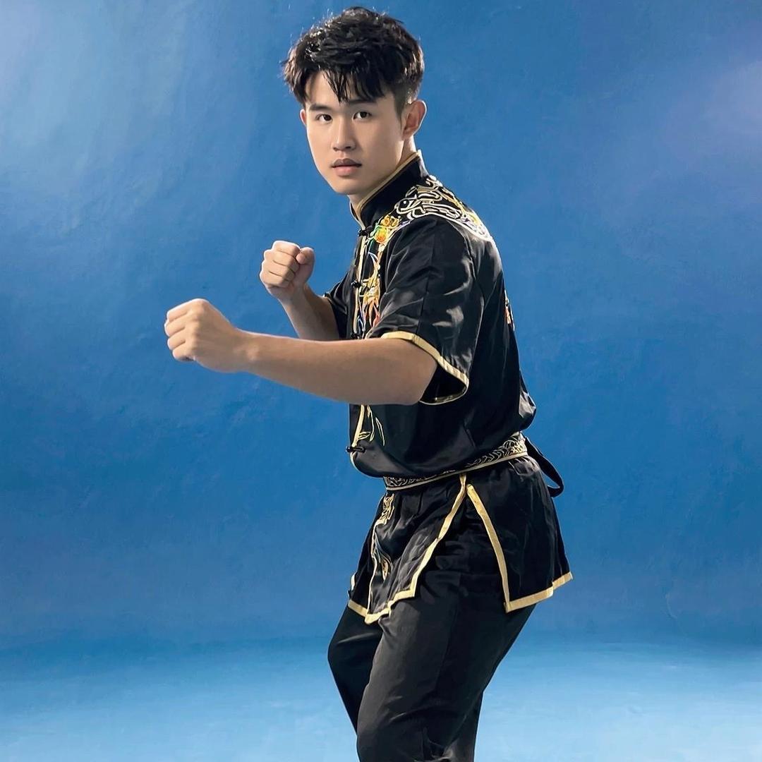 少年在家乡做教练