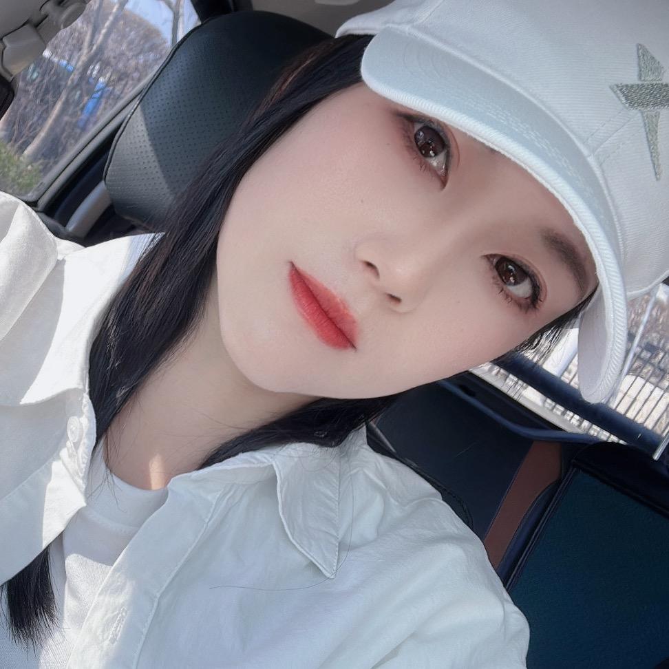左💋左👁️
