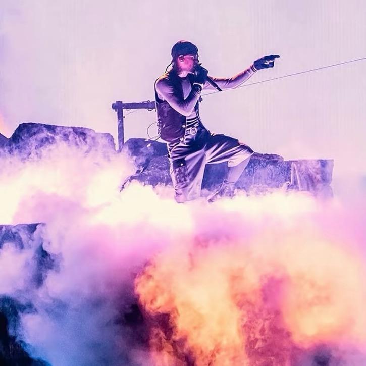 西伯利亚社牛帅气的公猴群殴老头