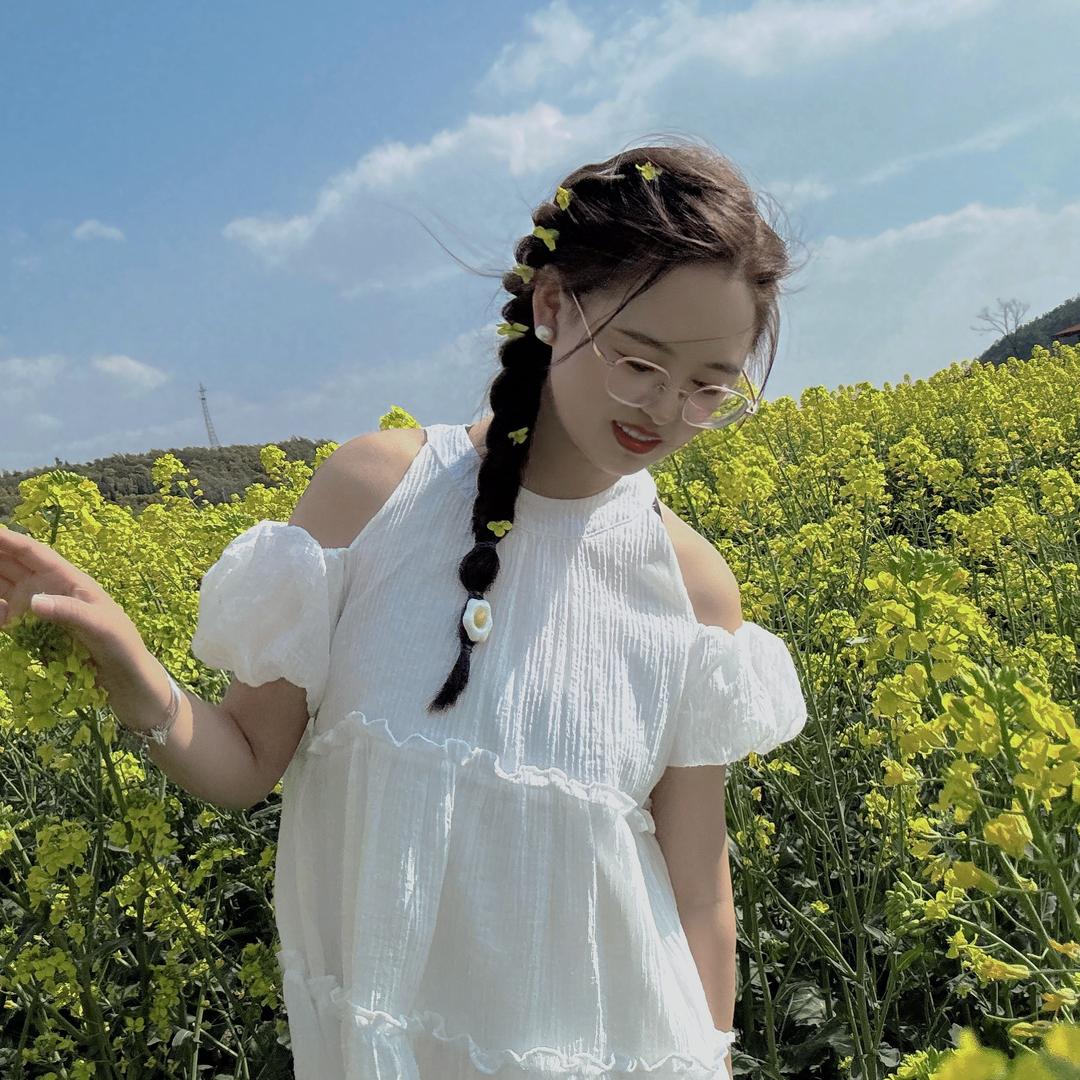 挥着翅膀的女孩