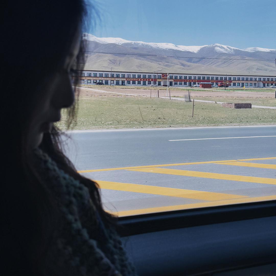 嗯