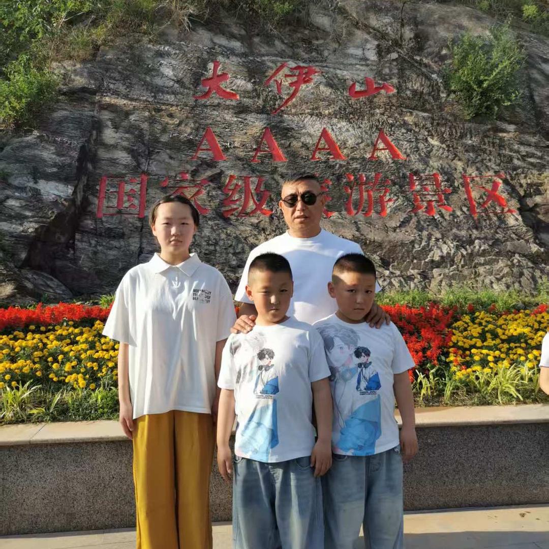 四个孩子爸爸（陆小利）