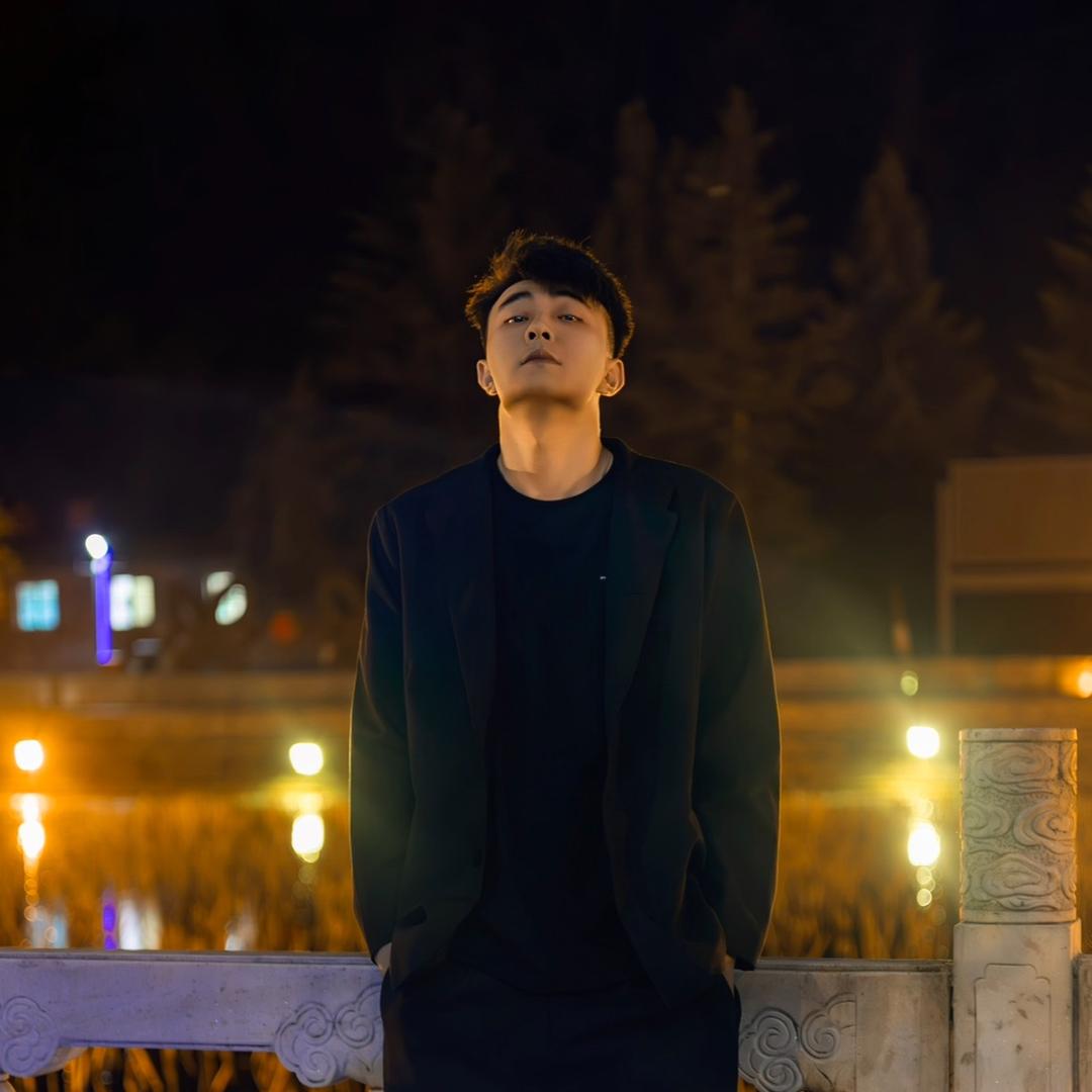 一个男的.🐨