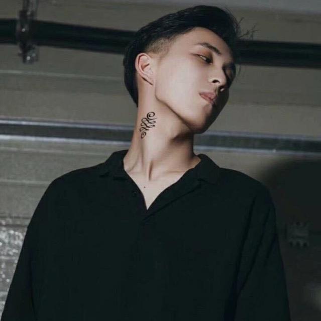 月亮也在大海深处迷茫