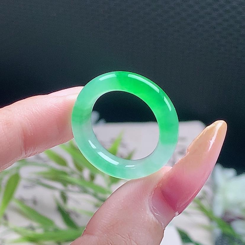 石拿久稳翡翠珠宝