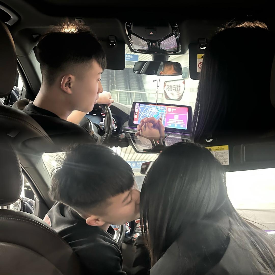 欣.