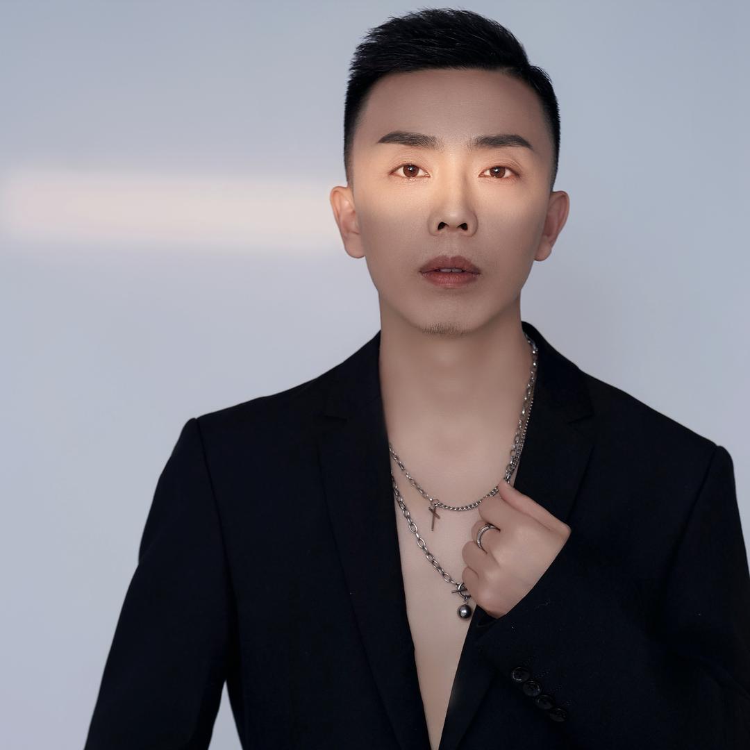 张总监在沿河做头发