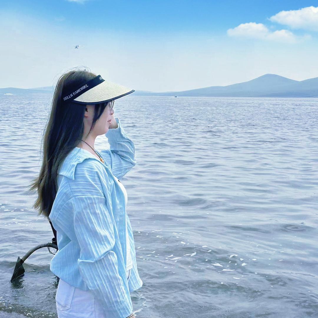 做床头的小姑娘