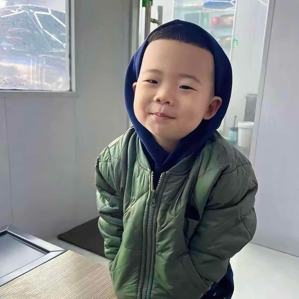 骑八旬老头闯红灯