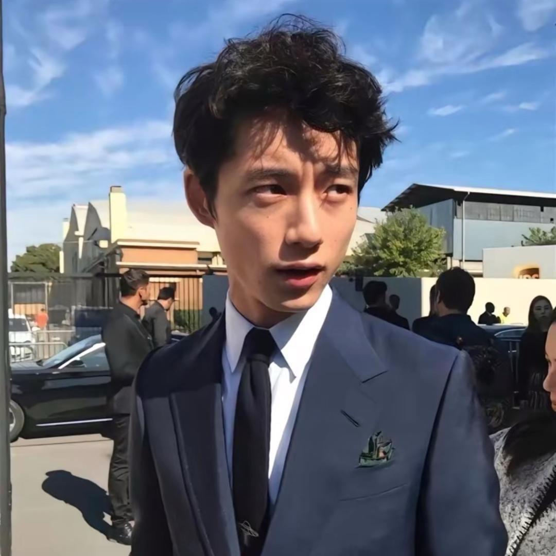 李华.