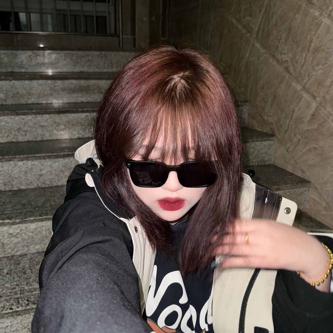 宫宫爱画指甲盖儿.