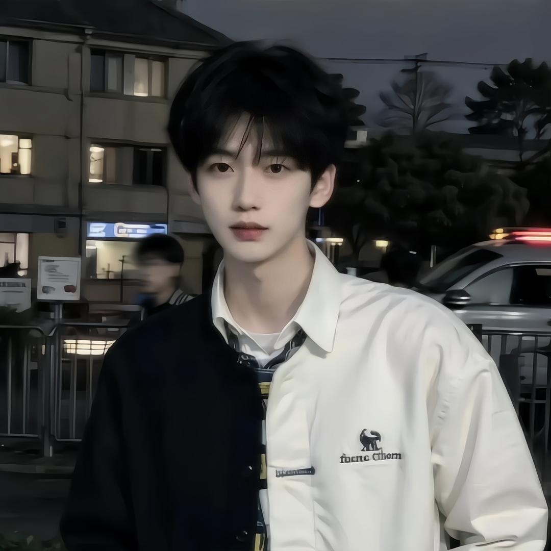 小何（房产经纪人）