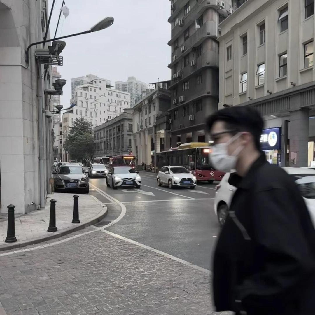 Familiar strangers