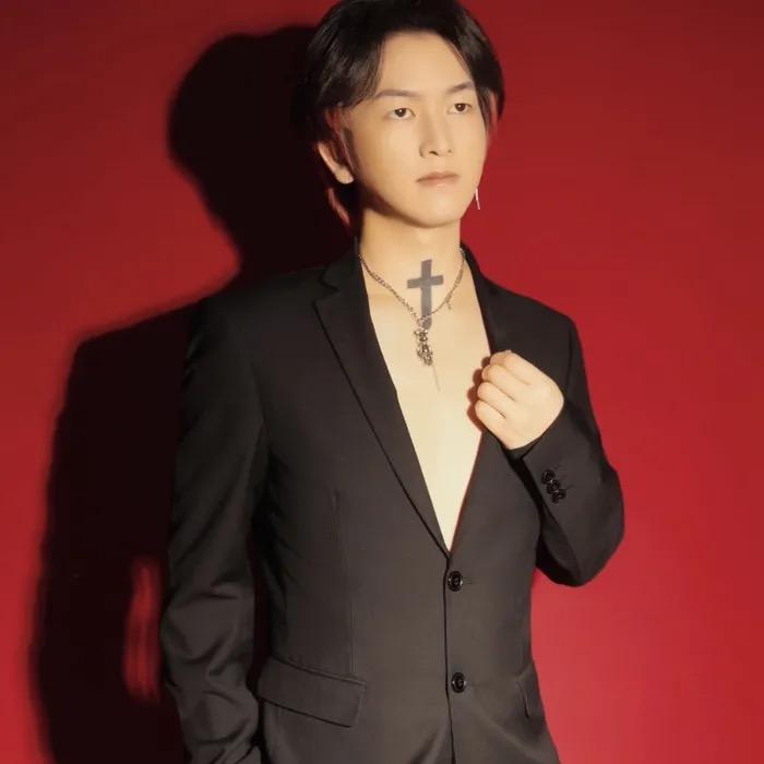 南京🎖️烫染导师：夏洛