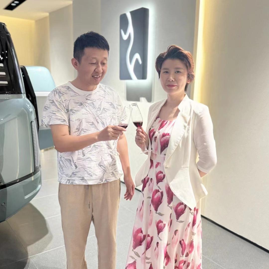 老何夫妇