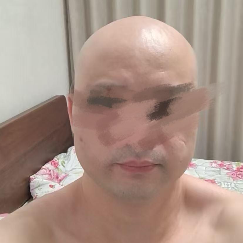 给戴贤河割韭菜的女孩👧