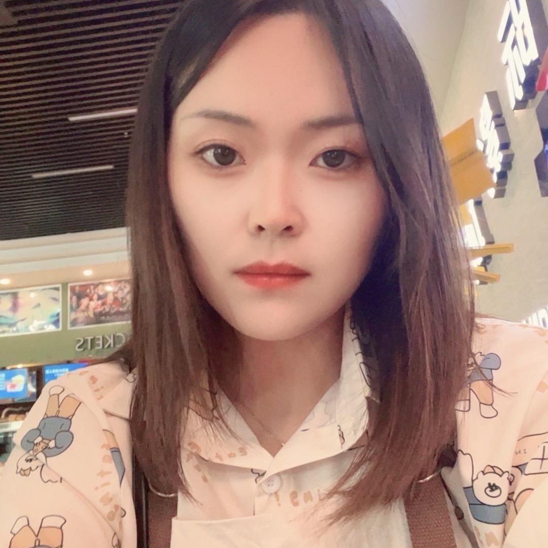 开腾势d9的小姐姐