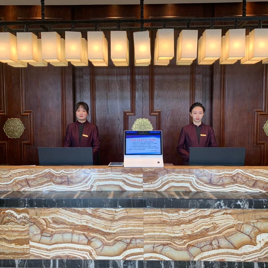 东方建国饭店前台