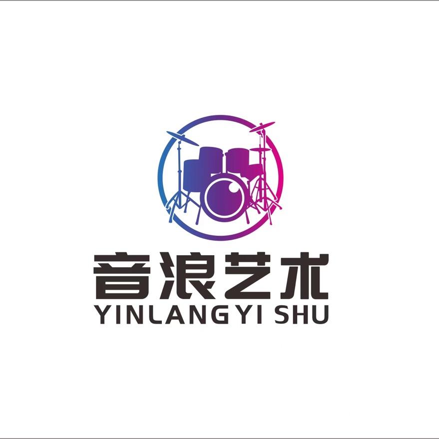 在安仁县教小朋友和成人打架子鼓的石老师