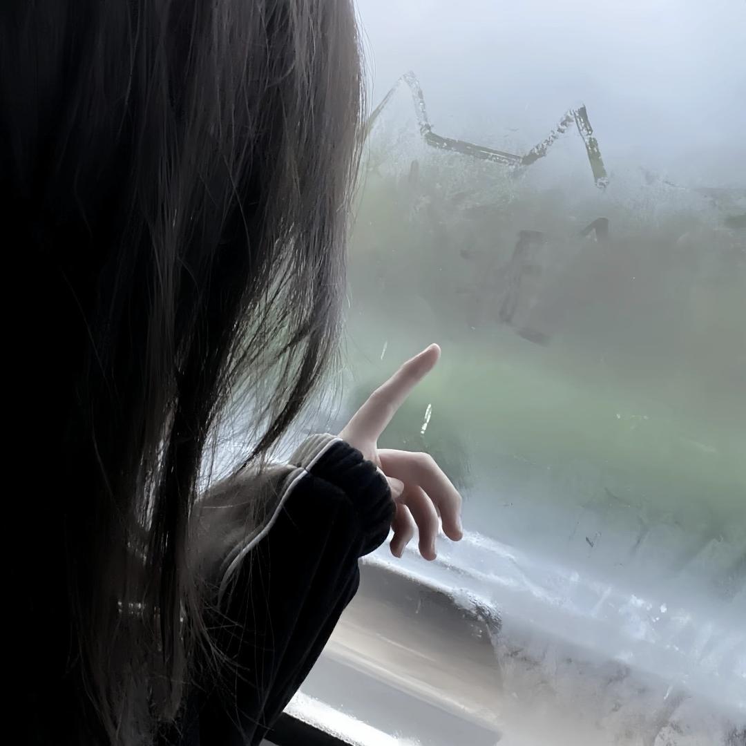 牙＞𐋣＜