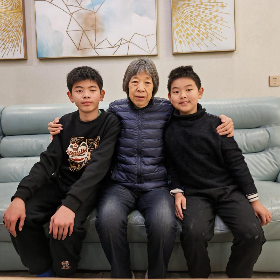 农村田奶奶在城里带娃