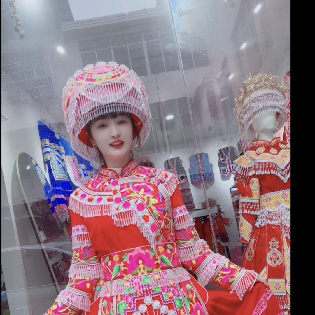 杨杨苗族服装店。批发零售