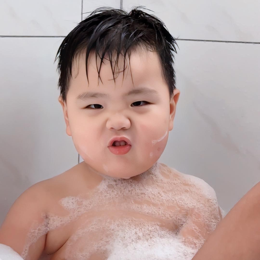 一个小男孩