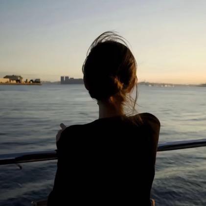 Q然