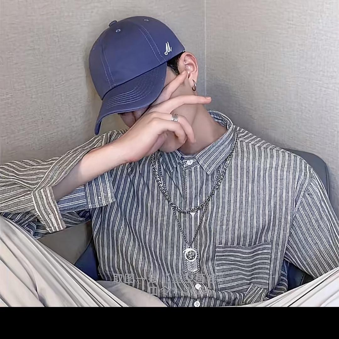 M、