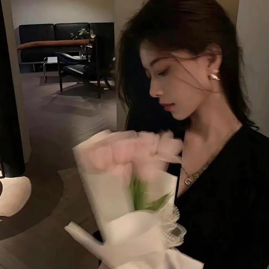 啊饱（烟酒店老板娘）