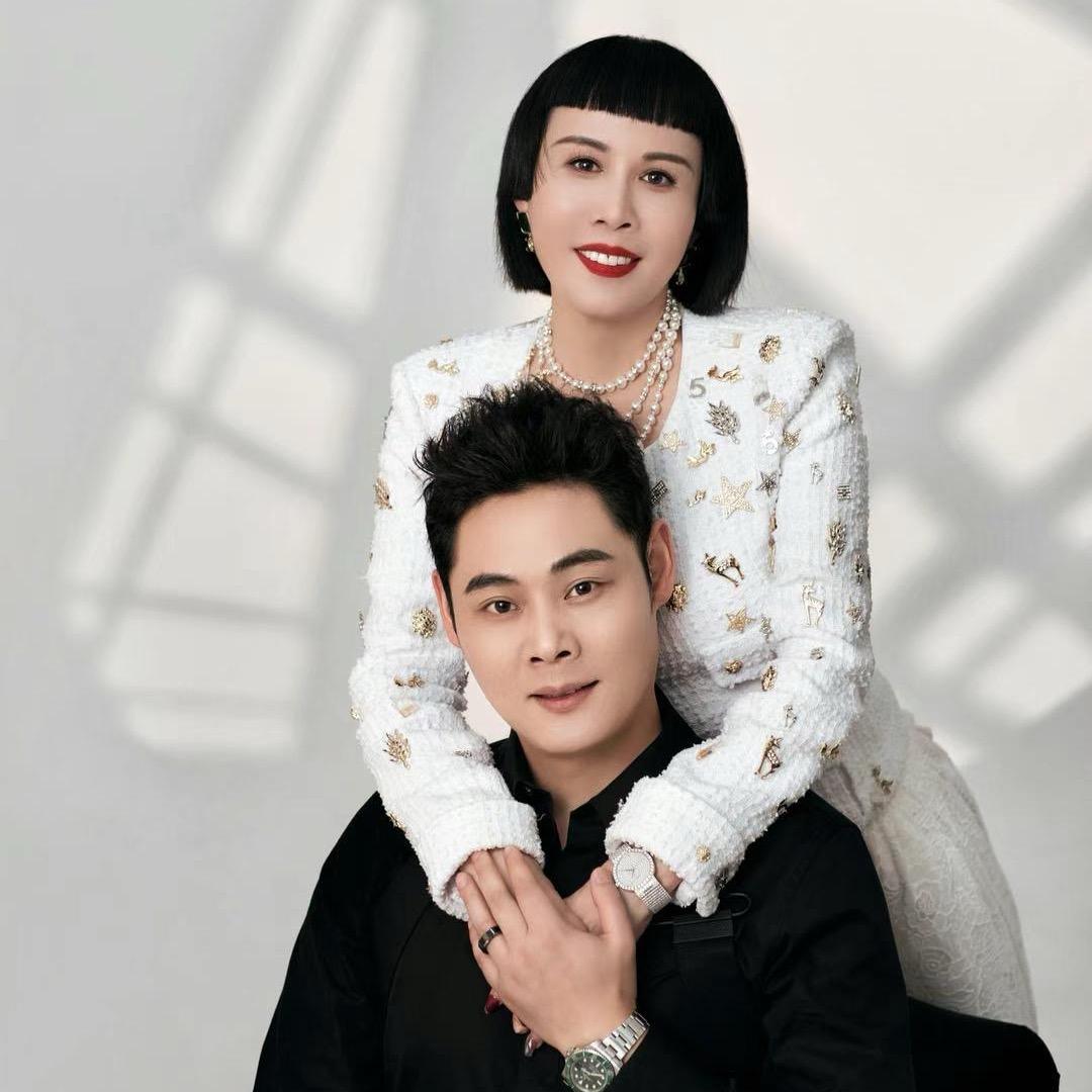 猫七七黛莱皙夫妇12号早上9点百人婚礼