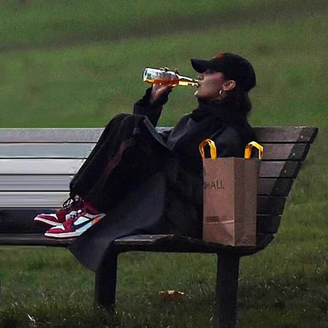 一只溺水的飞鱼