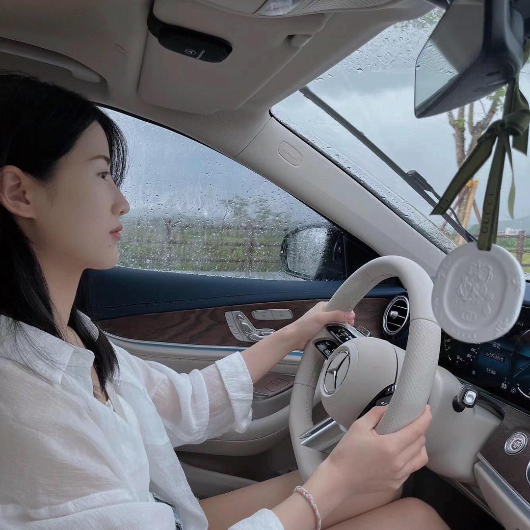 小雯撩车
