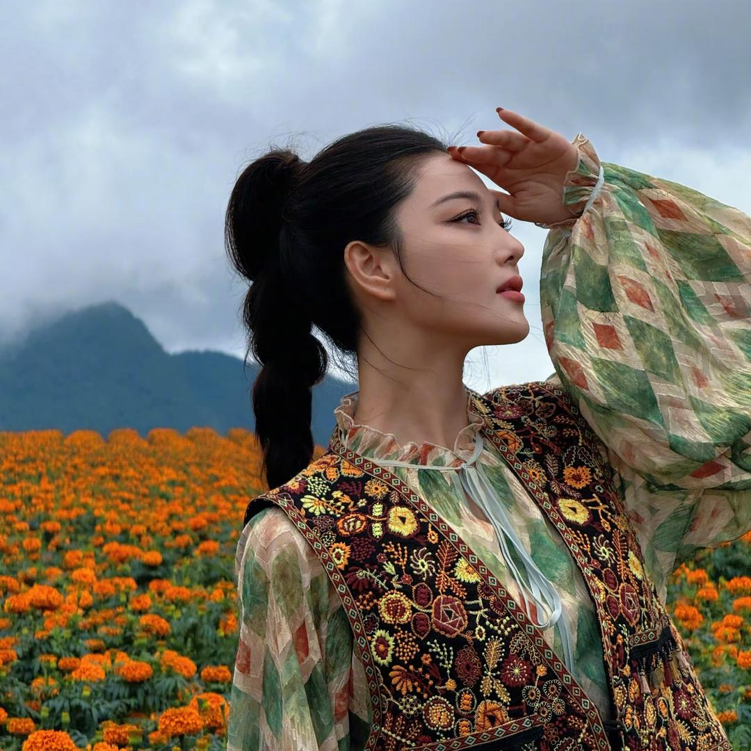 周雨彤.
