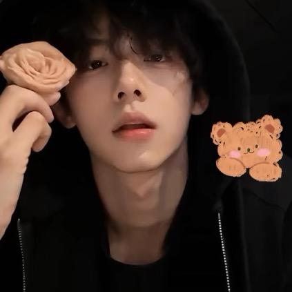 出门倒垃圾碰见前女友在街上跟别人接吻.