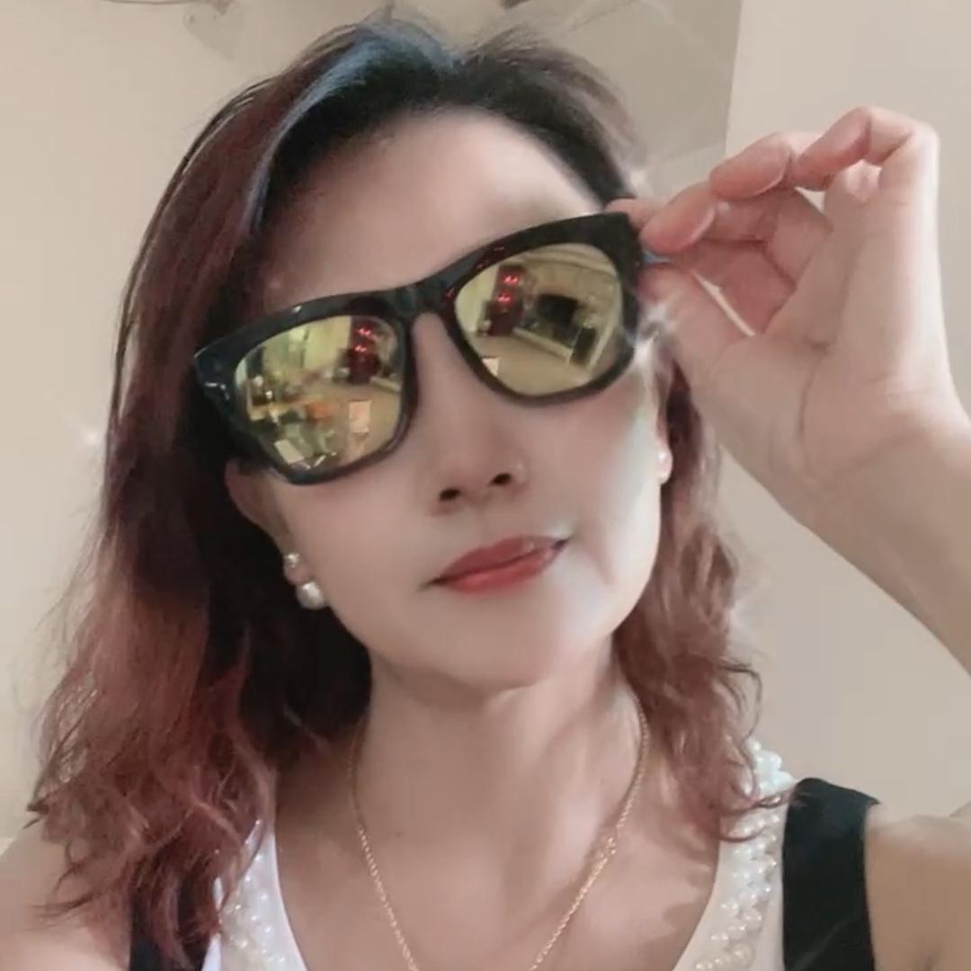 金花巜百贸店购物在橱窗》
