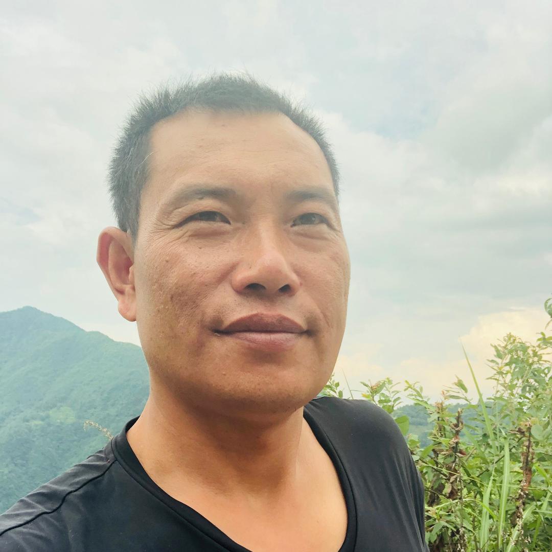 缺牙齿沧桑大叔
