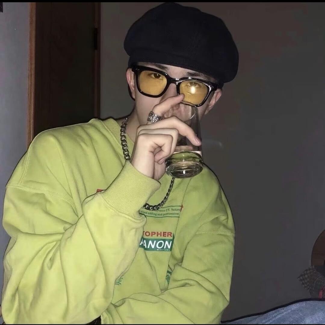 总在月亮下看海.