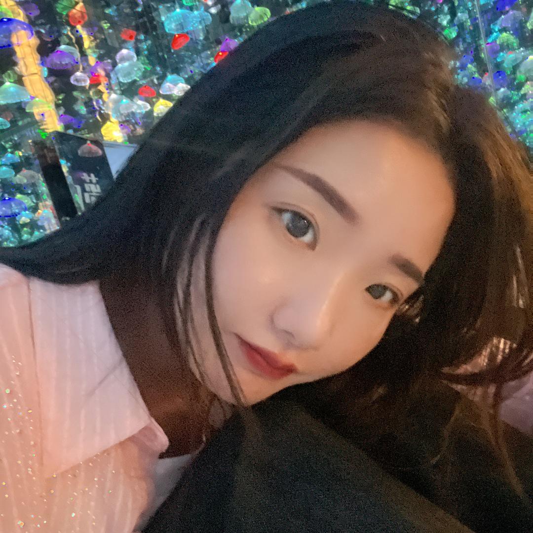 房车里做瑜伽的夏拉拉