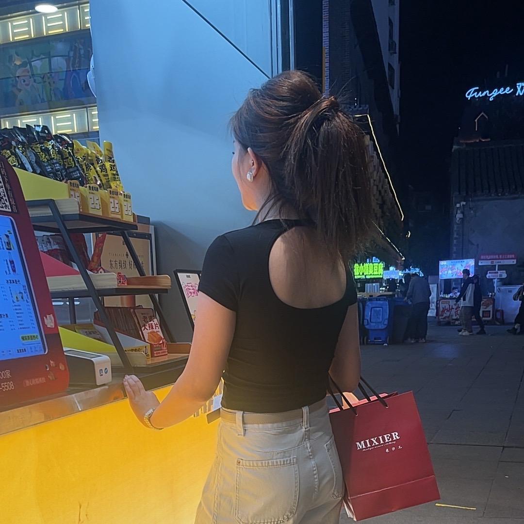 一女一世界