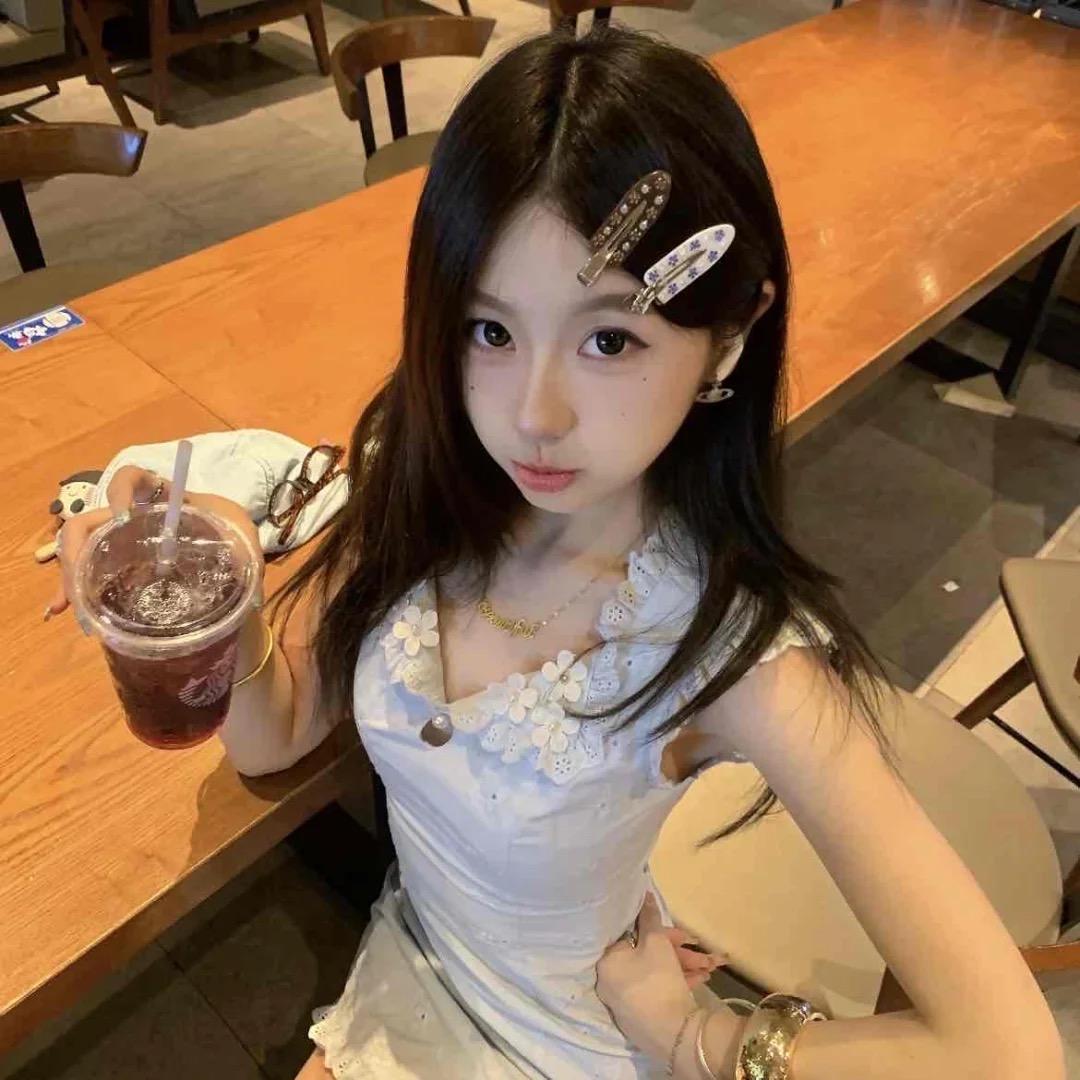 齐刘海遮不住双下巴